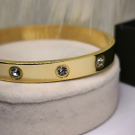 Tsirkooniumiga kuldse värviga meeste käevõrude komplekt