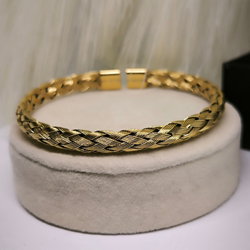 Tsirkooniumiga kuldse värviga meeste käevõrude komplekt