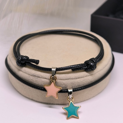 Minimalistliku disainiga värviliste tähtedega käevõrude komplekt