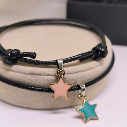 Minimalistliku disainiga värviliste tähtedega käevõrude komplekt