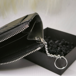 Must RFID-kaitsega lukuga kaarditasku