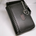 Must RFID-kaitsega lukuga kaarditasku