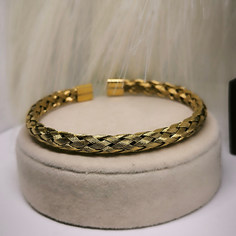 Käevõrude komplekt ristikuju ripatsiga