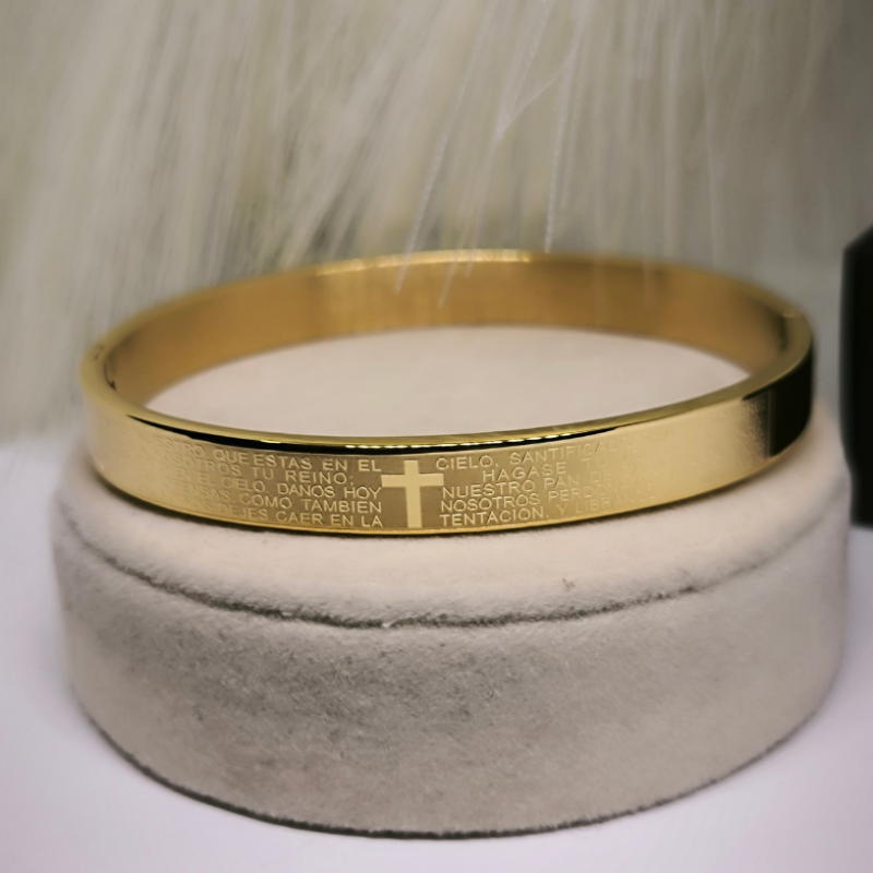 Käevõrude komplekt ristikuju ripatsiga