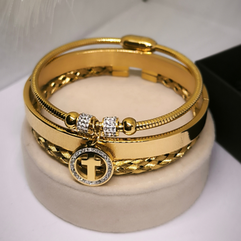 Käevõrude komplekt ristikuju ripatsiga