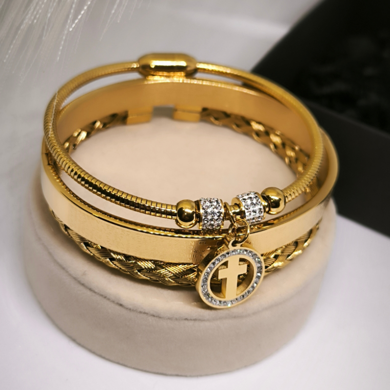 Käevõrude komplekt ristikuju ripatsiga