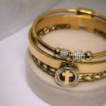 Käevõrude komplekt ristikuju ripatsiga