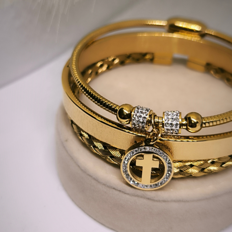 Käevõrude komplekt ristikuju ripatsiga