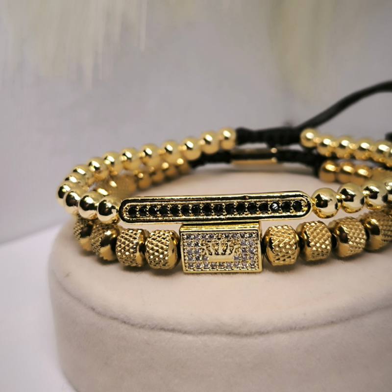 Kuldine tsirkooniumiga kroonitud käevõru