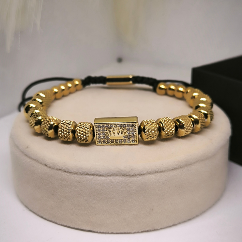 Kuldine tsirkooniumiga kroonitud käevõru