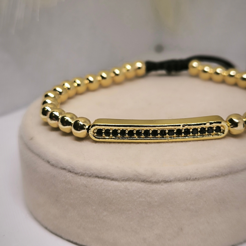 Kuldine tsirkooniumiga kroonitud käevõru