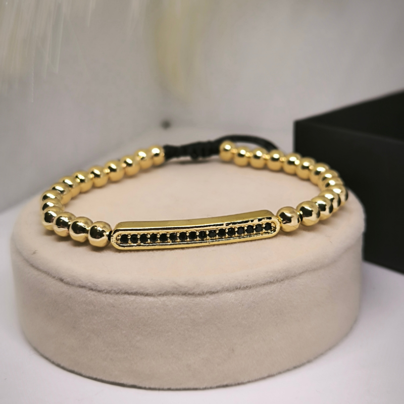 Kuldine tsirkooniumiga kroonitud käevõru