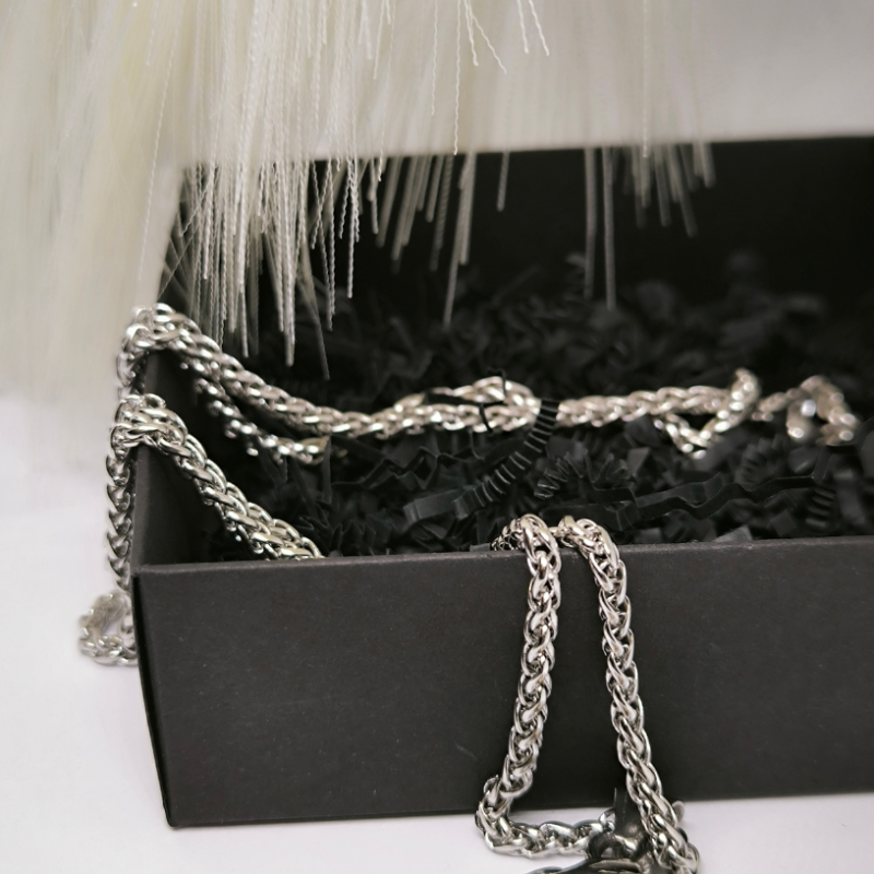 Roostevabast terasest kaelakee julgetele meestele