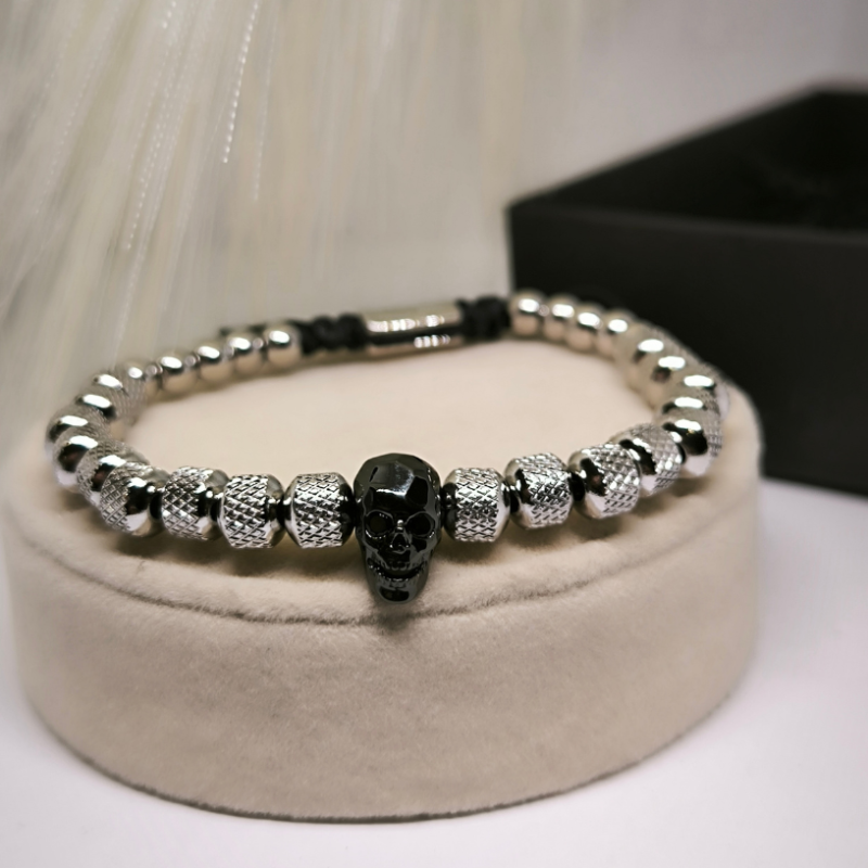 Võluv käevõru koljuga