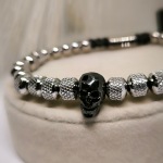 Võluv käevõru koljuga