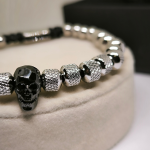 Võluv käevõru koljuga