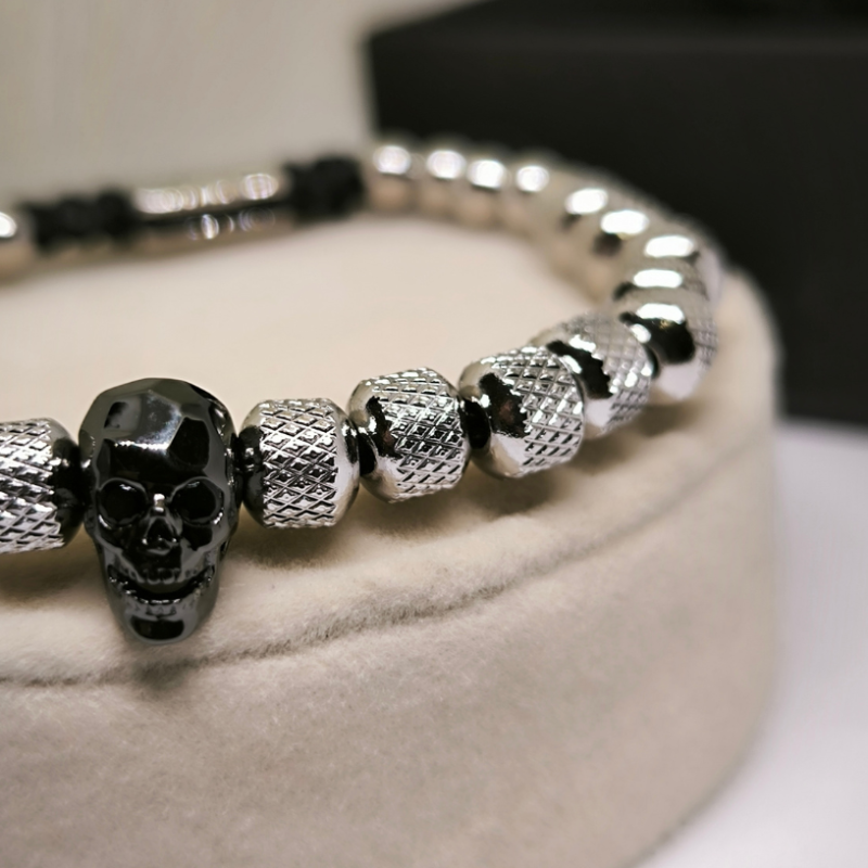 Võluv käevõru koljuga