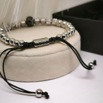 Võluv käevõru koljuga