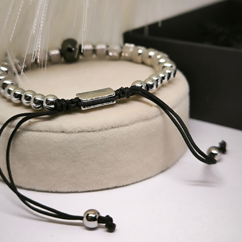 Võluv käevõru koljuga