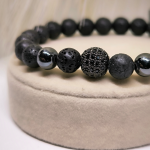 Kolpaga kaunistatud must käevõru