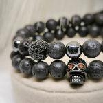 Kolpaga kaunistatud must käevõru