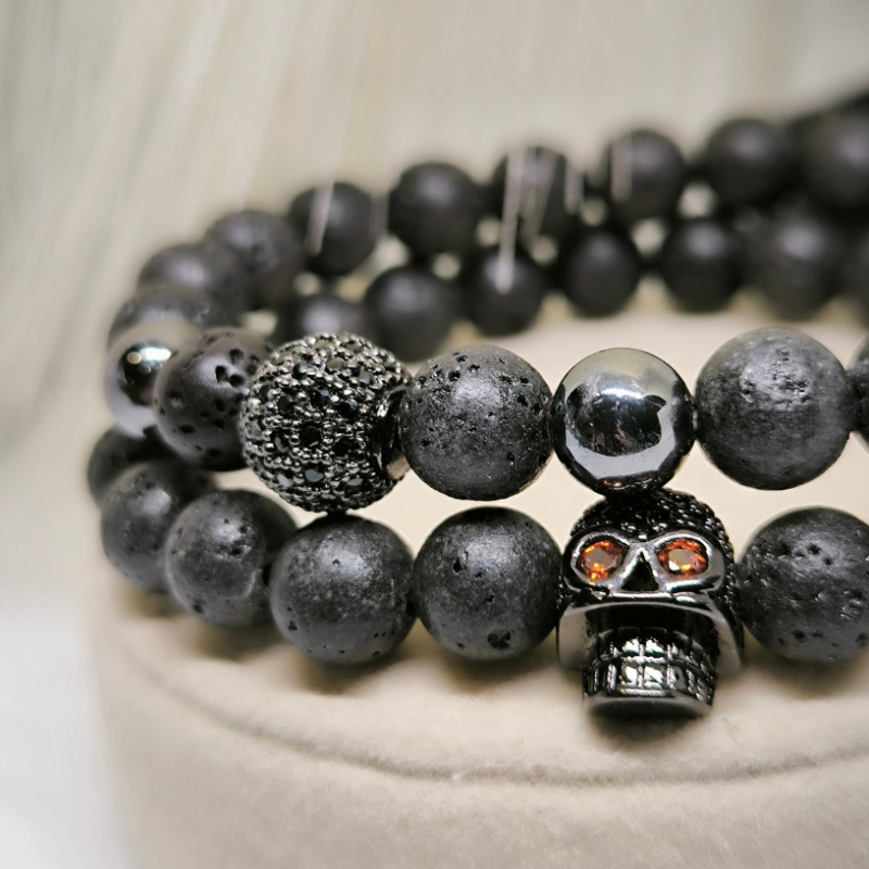 Kolpaga kaunistatud must käevõru