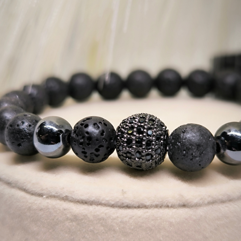 Kolpaga kaunistatud must käevõru