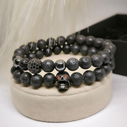 Kolpaga kaunistatud must käevõru