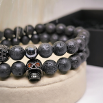 Kolpaga kaunistatud must käevõru