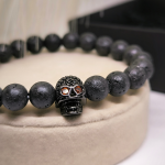 Kolpaga kaunistatud must käevõru