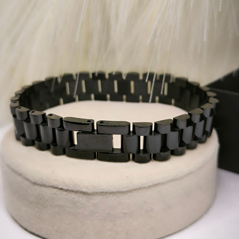 Massiivne klassikalises stiilis käevõru