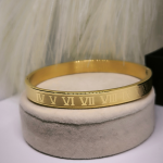 Kuninglik, rooma numbritega kaunistatud käevõru