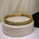 Kuninglik, rooma numbritega kaunistatud käevõru