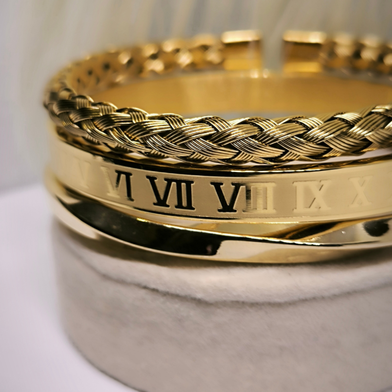 Kuninglik, rooma numbritega kaunistatud käevõru