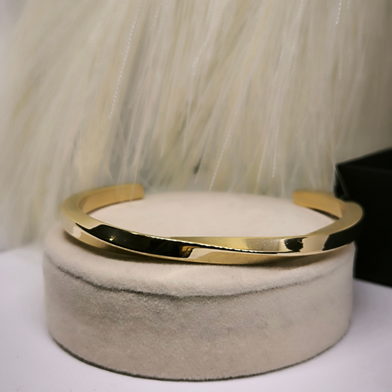 Kuninglik, rooma numbritega kaunistatud käevõru