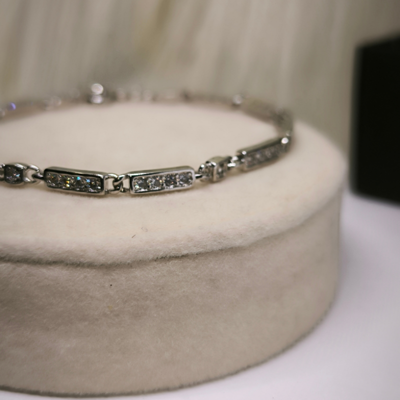 Luksuslik hõbedavärvi lõhnastatud käevõru