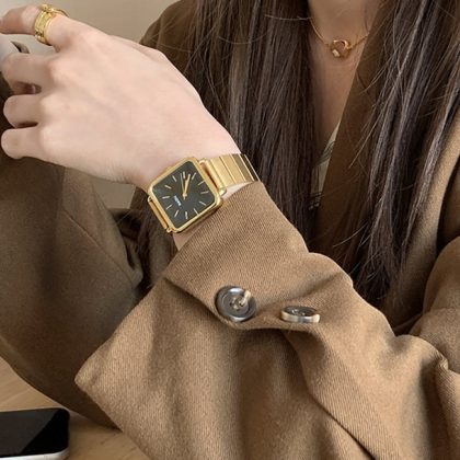 Naiste kuldne roostevabast terasest kell