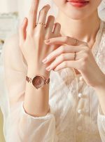 Ümmargune kvartsist kell "Minimalism"