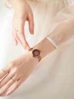 Ümmargune kvartsist kell "Minimalism"