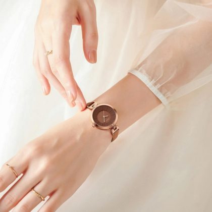 Ümmargune kvartsist kell "Minimalism"