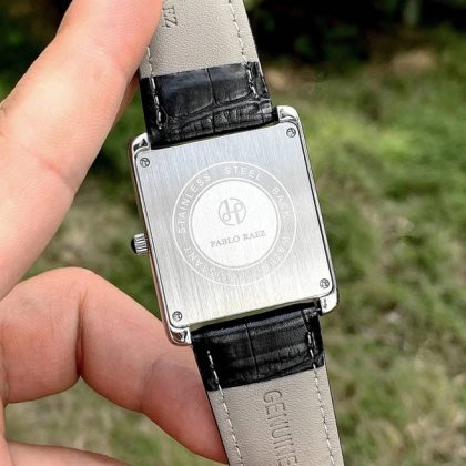 Krokodillinahast rihmaga kaunistatud kell