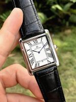 Krokodillinahast rihmaga kaunistatud kell