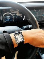 Krokodillinahast rihmaga kaunistatud kell