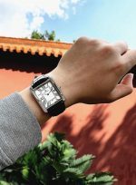 Krokodillinahast rihmaga kaunistatud kell