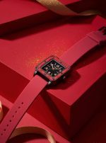 Julge naise pilkupüüdev kell