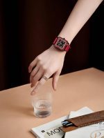 Julge naise pilkupüüdev kell