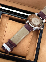 Pruun käevõru kaunistusega kell