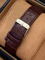 Pruun käevõru kaunistusega kell