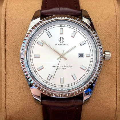 Pruun käevõru kaunistusega kell