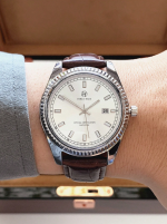 Pruun käevõru kaunistusega kell